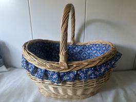 Vintage Korb mit blauem Stoff - Perfekt für ihren Einkauf!