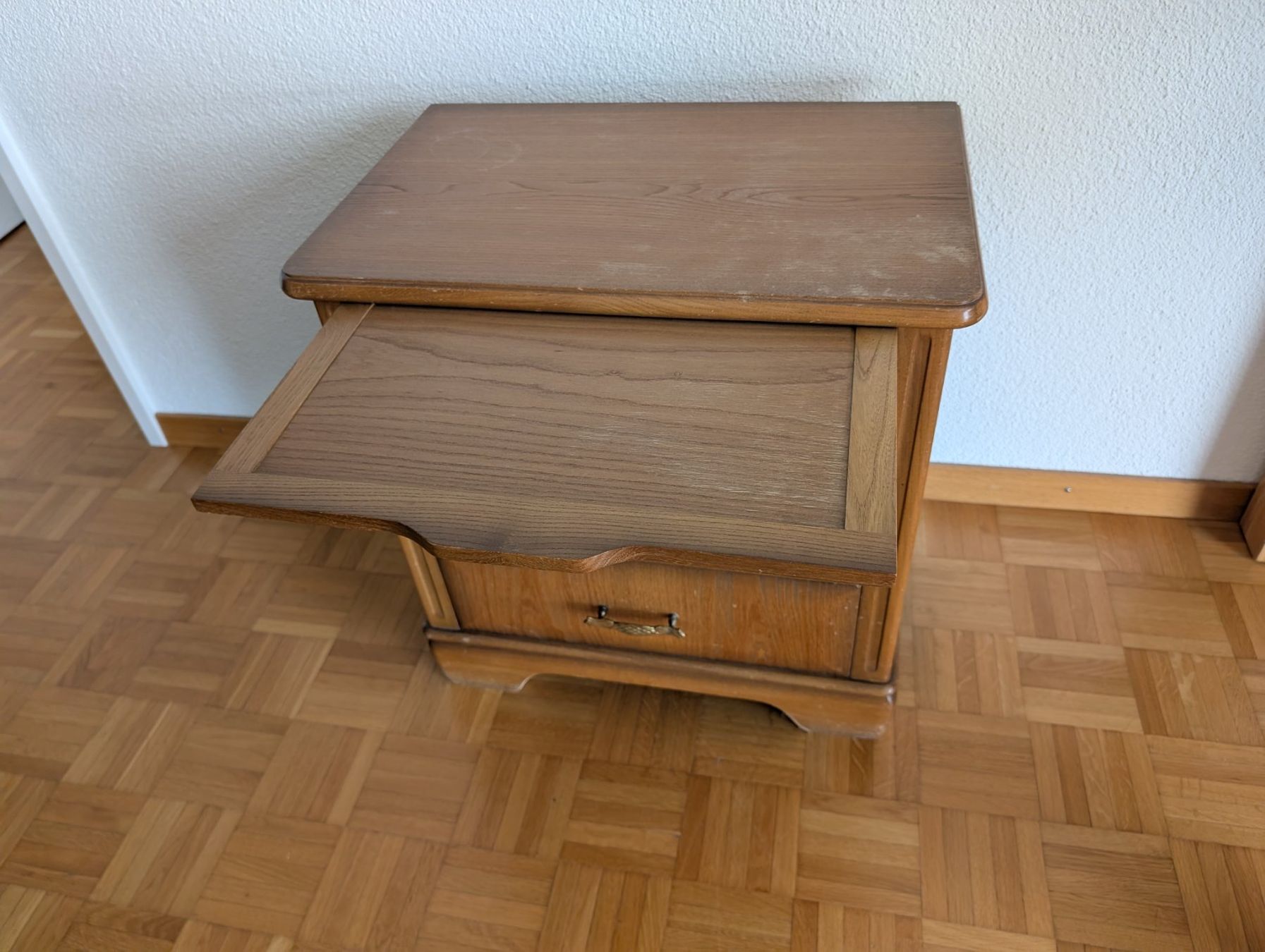 Cassettiere: Massivholz Kommode / Nachttisch mit Klappe | solide – Usato da Cham venduto da aaron_pina 1