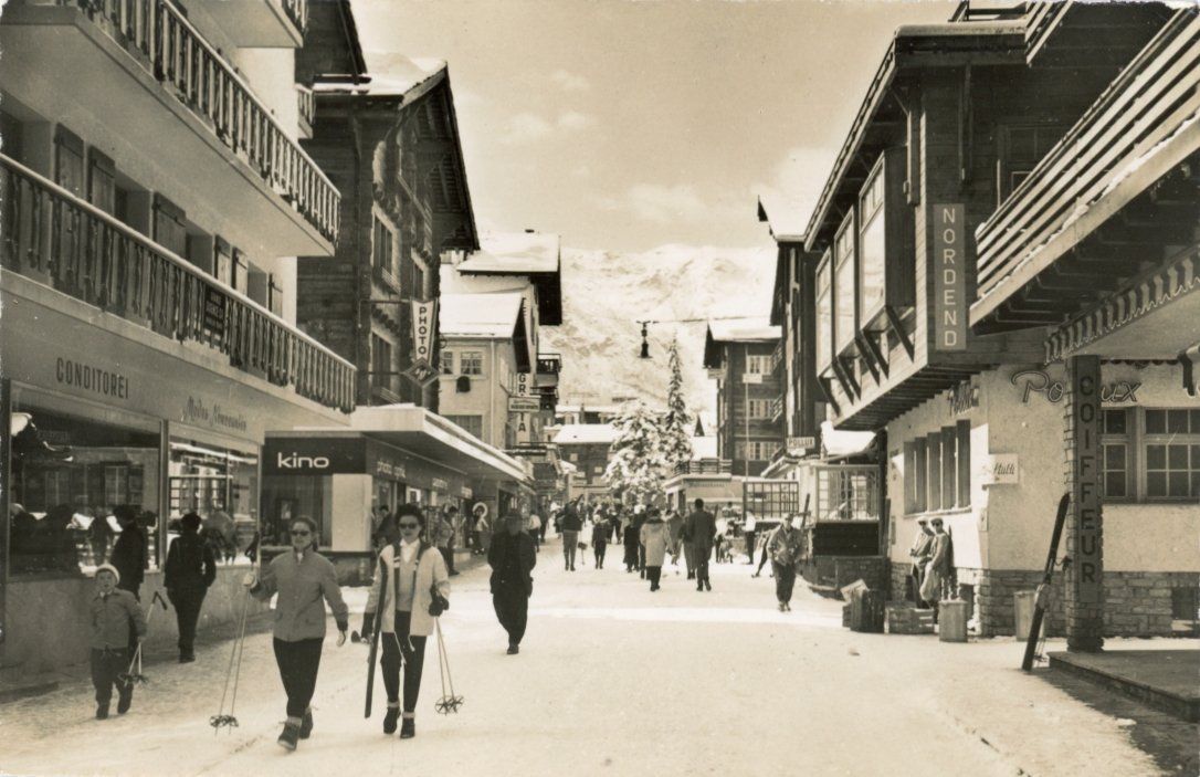 Cartes postales: Zermatt   VS   mit Conditorei, Kino und Pollux – D'occasion à Brig par Valcards54