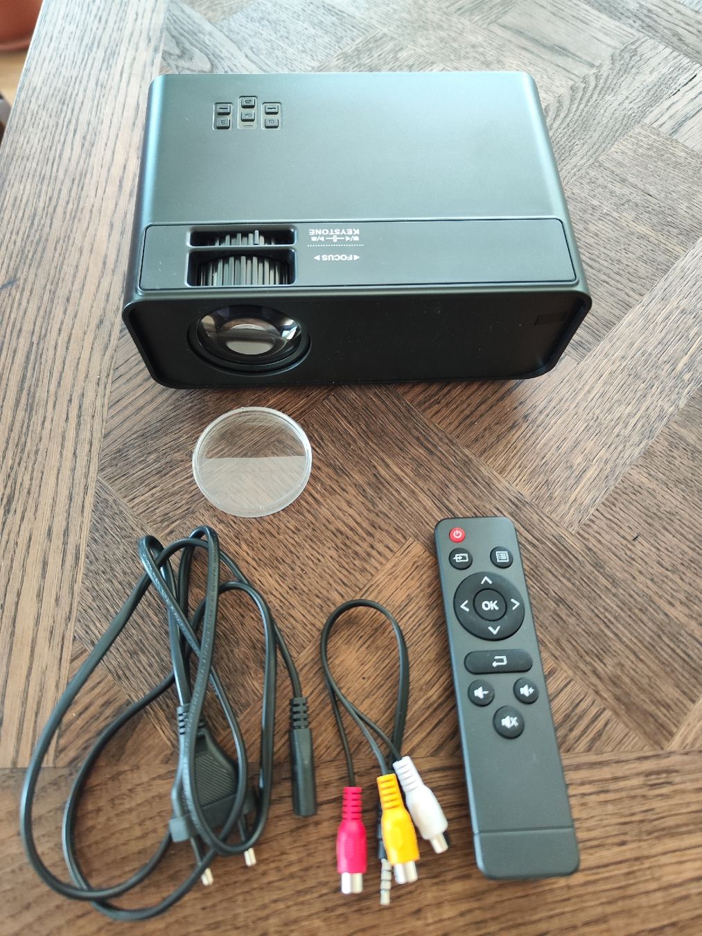 Videoprojektoren: Projecteur LED Portable avec télécommande – Neu und originalverpackt aus Wiesendangen von bur_p99y 2