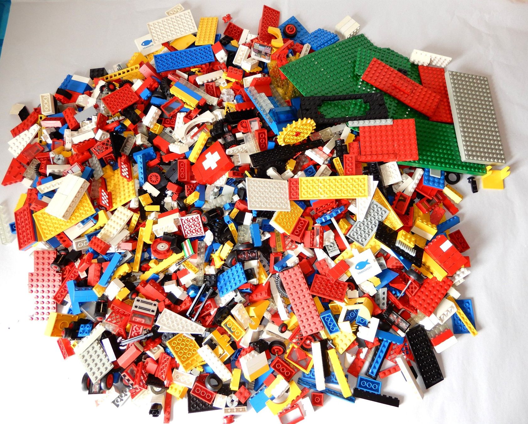 Lego Kit di costruzioni: 4 KILO LEGO Classic und diverse, Räder, Technic,Platten .... – Usato da Senèdes venduto da tintinette43