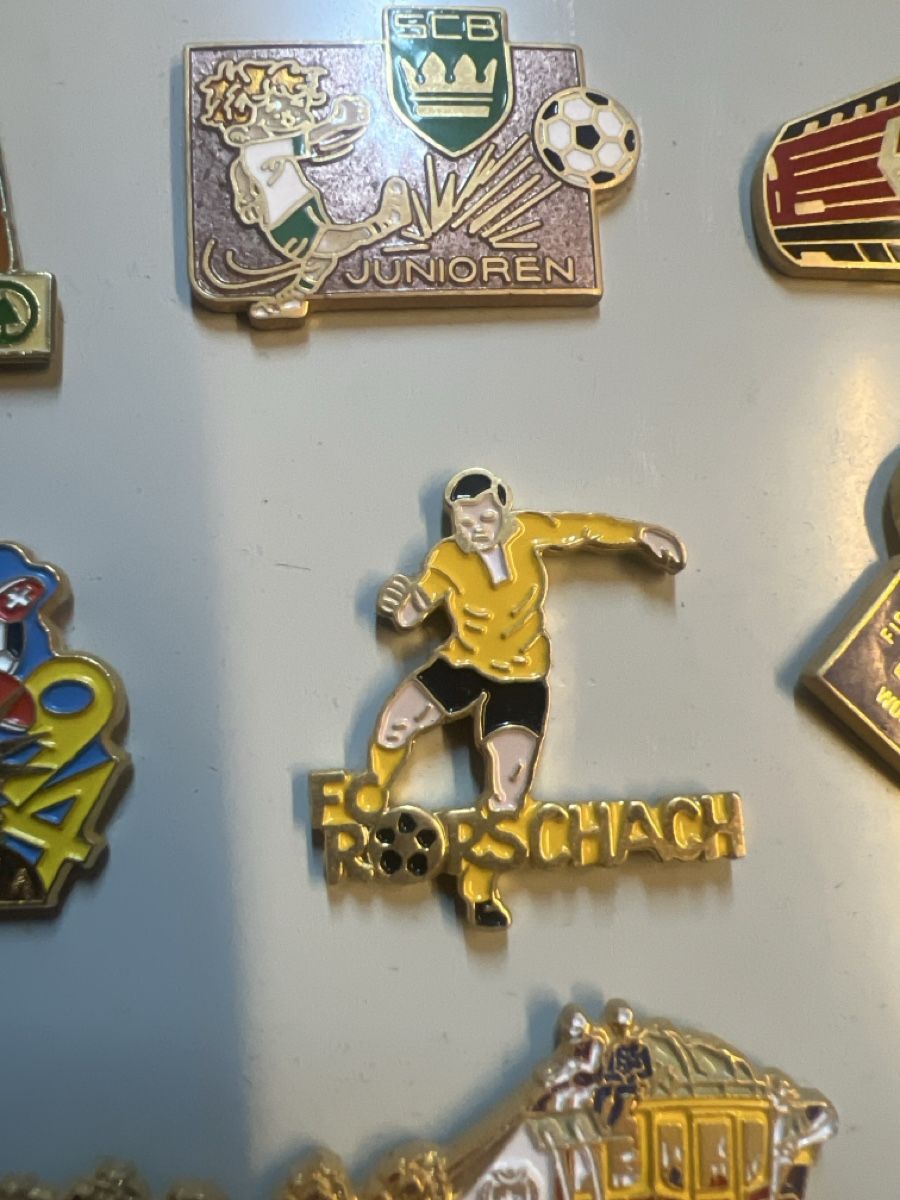 Placchette & Badge: Pin Sammlung im Alu Rahmen ca.200Pins  – Usato da Rorschach venduto da TimelessTrading 2