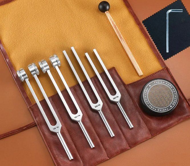 Dispositivi per massaggi: 4er-Set Stimmgabeln zur Heilung und Harmonisierung Chakren – Nuovo e nell'imballaggio originale da Bremblens venduto da LOVA-MUSICA-SHOP
