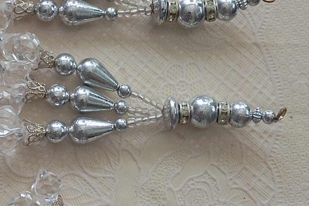 Tutte le decorazioni: Decorative silver bead tassels acceptable condition – Nuovo (secondo la descrizione) da Bern venduto da pav_8b6j