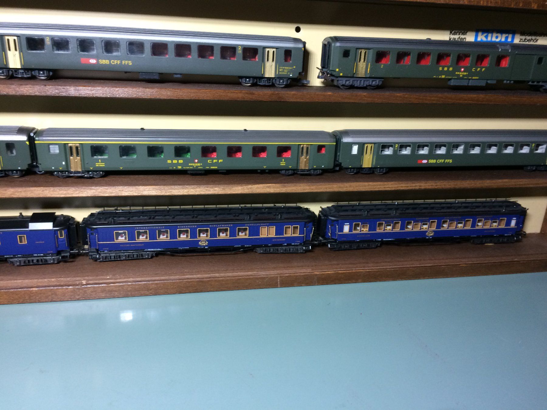 Modellini di ferrovie: Vitrine avec 3 compositions de trains électriques HO – Usato da Vevey venduto da rog_9vvj 2