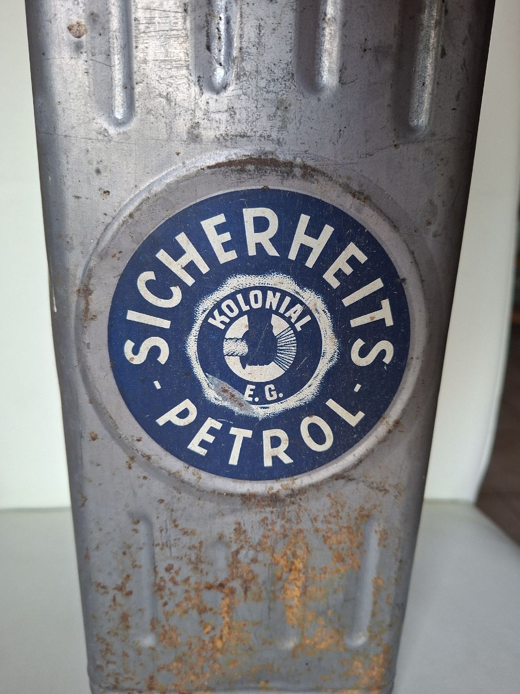 Schweizer Armee Benzinkanister: Antiker Blech Petroleum Kanister  – Gebraucht aus Schwanden Sigrisw von len_9yqg 1