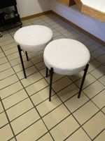 2 Hocker mit Bouclé-Bezug, gebraucht skandinavisches Design!