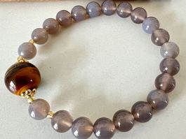Chalcedon Armband mit grossem Tigerauge und Goldakzenten