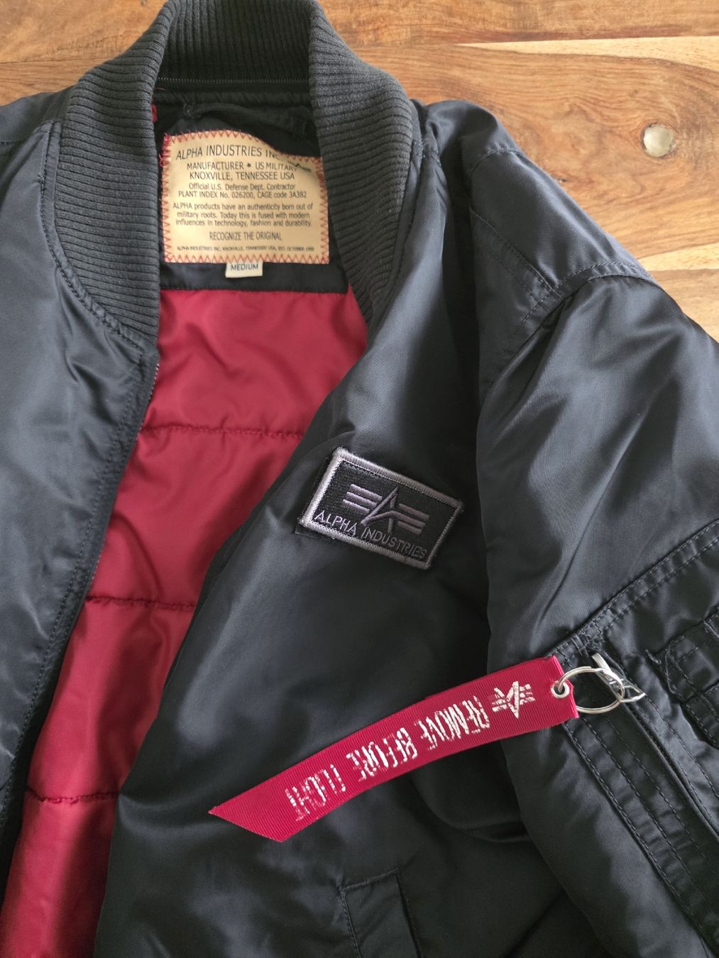 Alpha Industries Vestes: Alpha Industries Bomberjacke schwarz gebraucht Grösse Medium – D'occasion à Dübendorf par ZH_city 1
