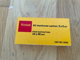 Boîte d'une trentaine de caches pour diapositives 35mm Kodak