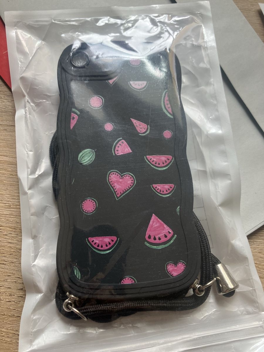 Cover & Protezioni schermo: iPhone SE Coque noire motif pastèques et coeurs avec cordon – Nuovo e nell'imballaggio originale da St-Aubin-Sauges venduto da Sonia-Ka
