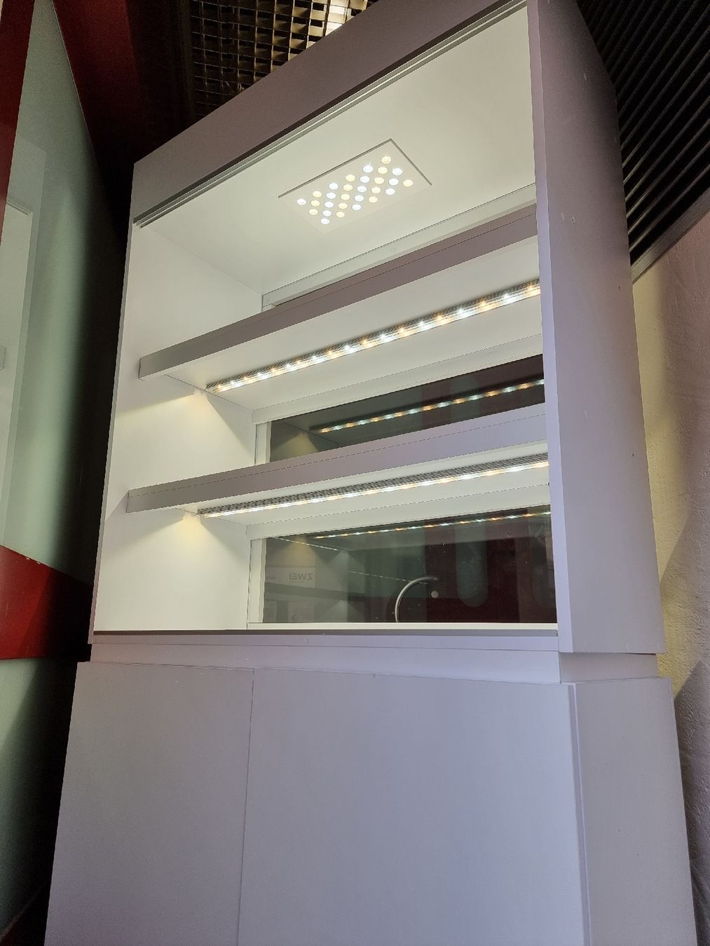 Vitrinen: Vitrine weiss mit LED Beleuchtung – Gebraucht aus Hettlingen von osm_t6zs 2