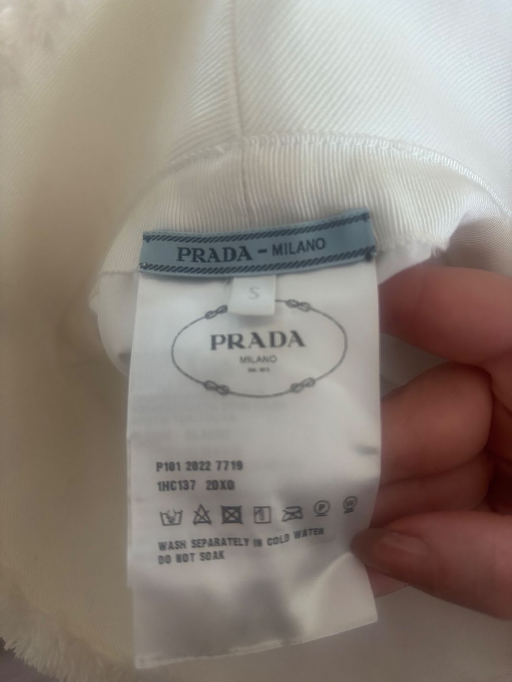 Prada Chapeaux, bonnets & casquettes: PRADA Fischerhut – D'occasion à Buchs AG par jiljil 1