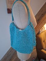 Gehäkelte, blaue Handtasche, neu und ungebraucht.
