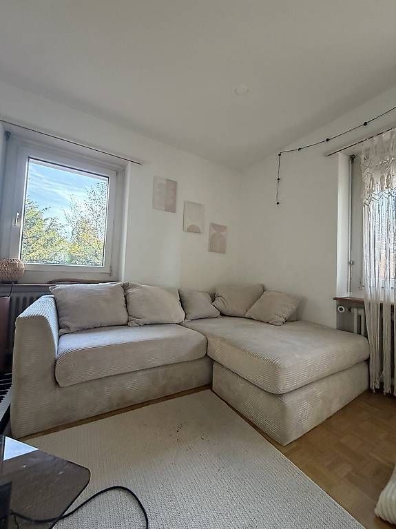 Divani: Moderne Cord-Wohnlandschaft mit Kissen   – Usato da Münchenstein venduto da ron_5hmp