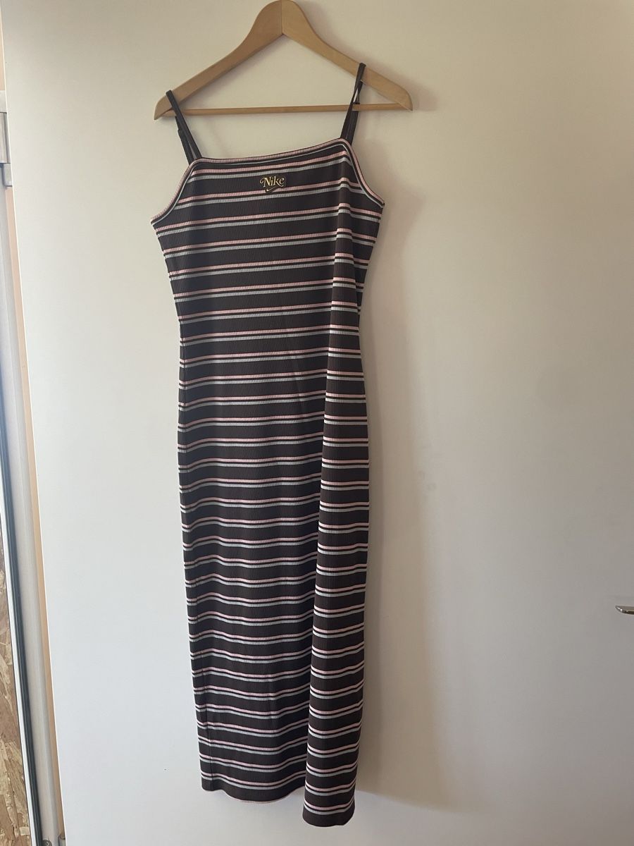 Nike Kleider: Nike vintage Style Kleid – Gebraucht aus Seedorf BE von schnaeppchenscheune