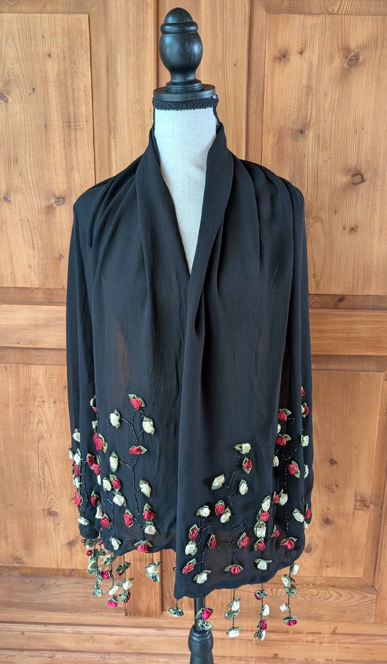 Foulards, Tücher & Schals: Eleganter schwarzer Seidenschal mit Rosen – Gebraucht aus Ettingen von Chrisdots 2
