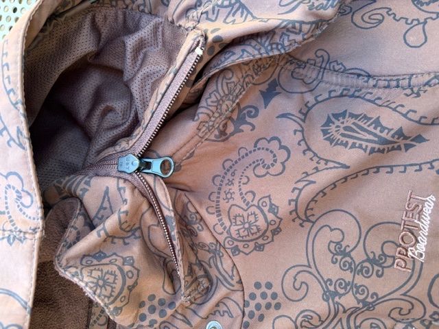 Jacken: Braune Winterjacke mit schwarzem Muster – Gebraucht aus Ottikon von lo99 4