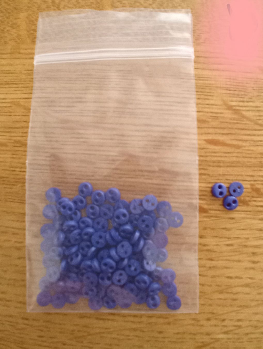 Bottoni: Knöpfe  100 Stk. Durchmesser 4mm  dl blau – Nuovo (secondo la descrizione) da cham venduto da schnuefi61
