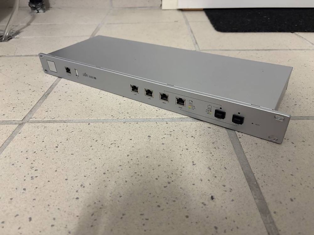 UniFi USG Pro 4 - leistungsstarker Security Gateway Router (Gebraucht ...