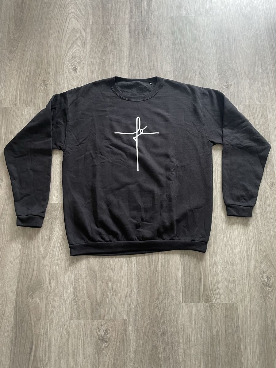 Pullover & Sweatshirts: Schwarzer Pullover mit Aufdruck "Fe". Grösse XS. – Neu und originalverpackt aus Biel/Bienne von Bolagol9