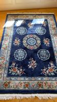 Beau tapis chinois vintage bleu à motifs floraux – laine