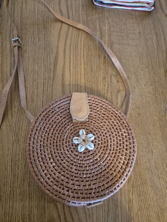 Rattantasche mit Muschel
