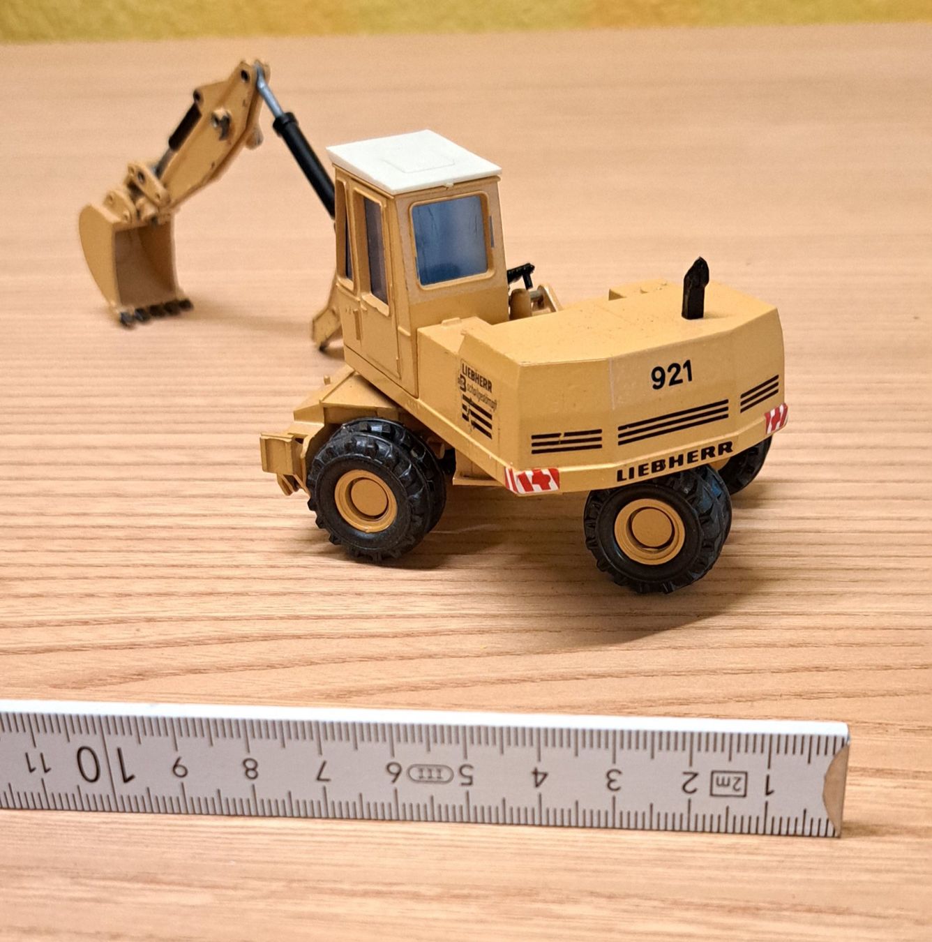 Liebherr Kit di modellismo & Modellini statici: Liebherr Bau Bagger  Modell 921 / Defekt – Difettoso da Dietlikon venduto da kosta.katoglou 2