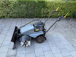 Kärcher KM 80 W mit Honda-Motor, Schneeschild und Ketten