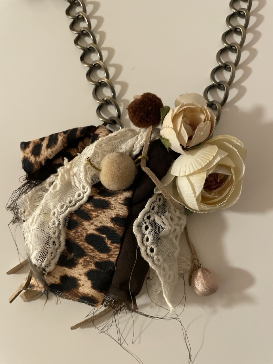 Colliers: Collier chaîne argentée avec décorations florales - Chic – D'occasion à Yverdon-les-Bains par mar_hg5t 1