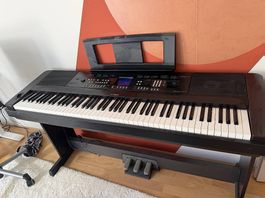 Yamaha Clavinova Digitalpiano  88 Tasten mit 3 Pedalen