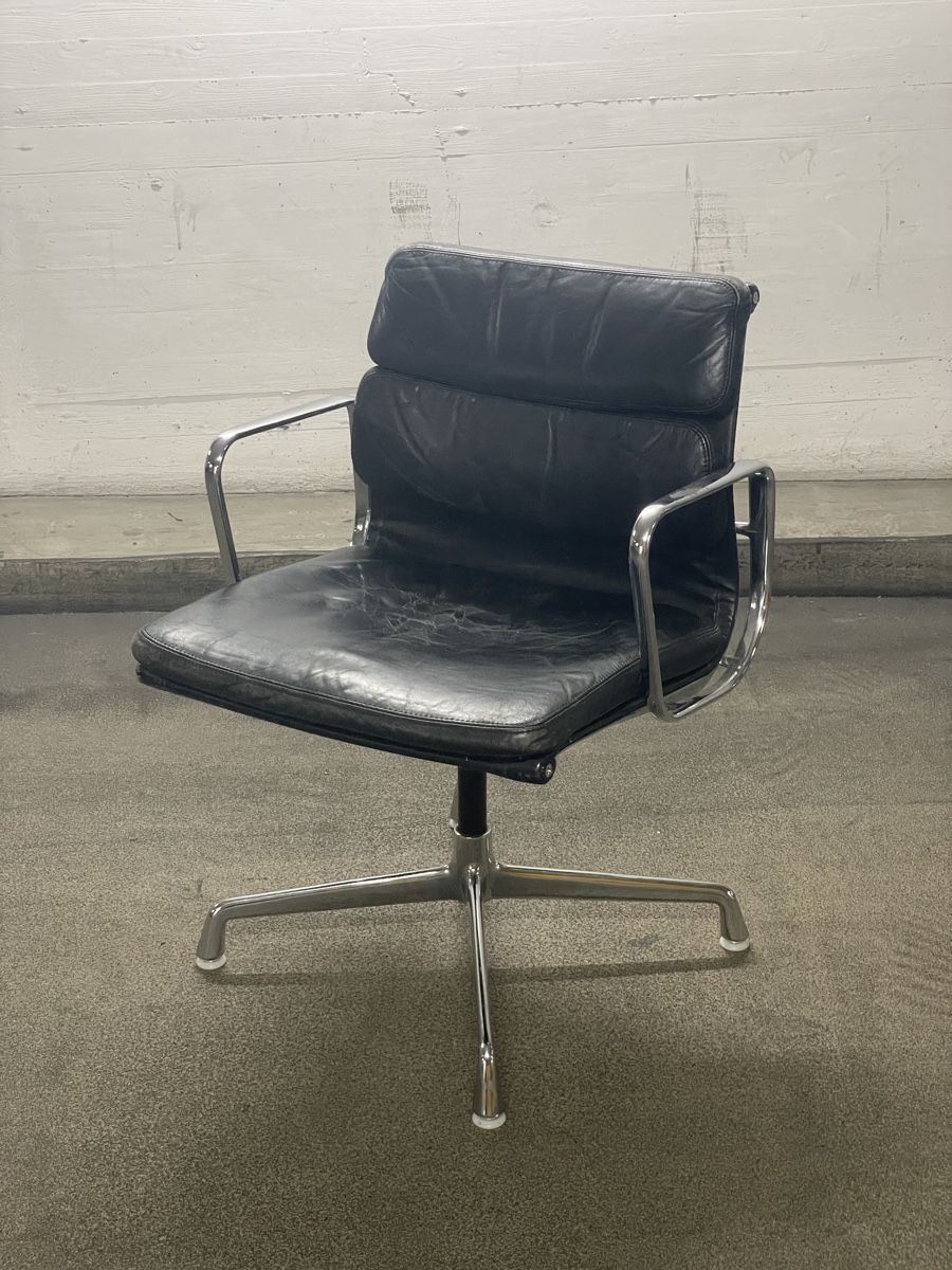 Vitra Poltrone: Designklassiker Vitra Soft Pad Chair EA 208 Eames – Usato da Zürich venduto da Bjthorsteinsen