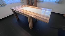 Esstisch mit Glasplatte und Holzgestell
