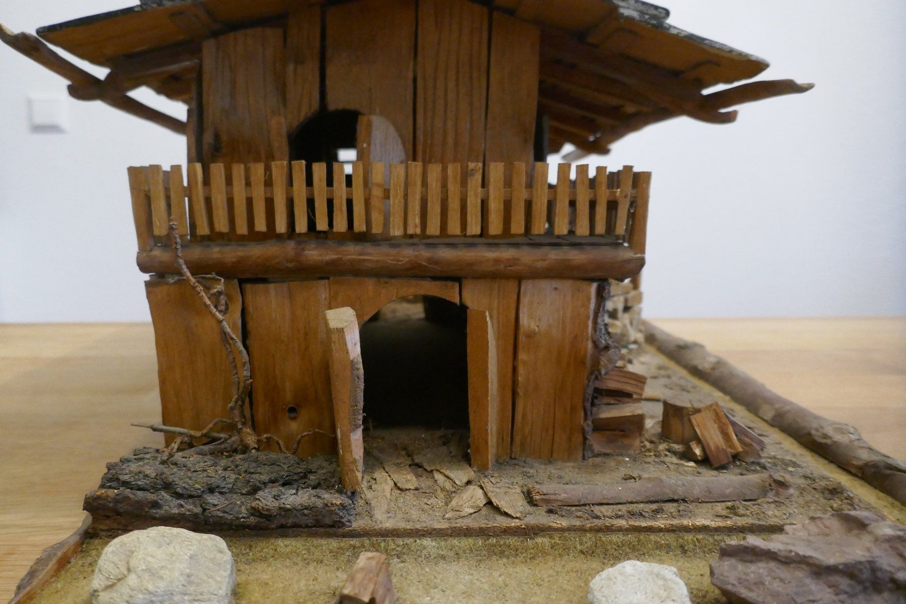 Articoli in legno: Schönes Holzhaus / Holzkrippe – Usato da Büsingen venduto da Scor88 9