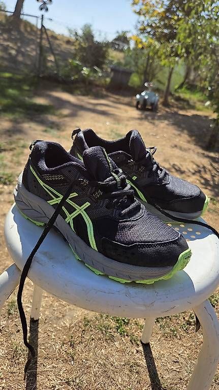 Scarpe da donna: Asics Schuhe - Groß  35.5 – Usato da Pfaffnau venduto da Hawaiano 1