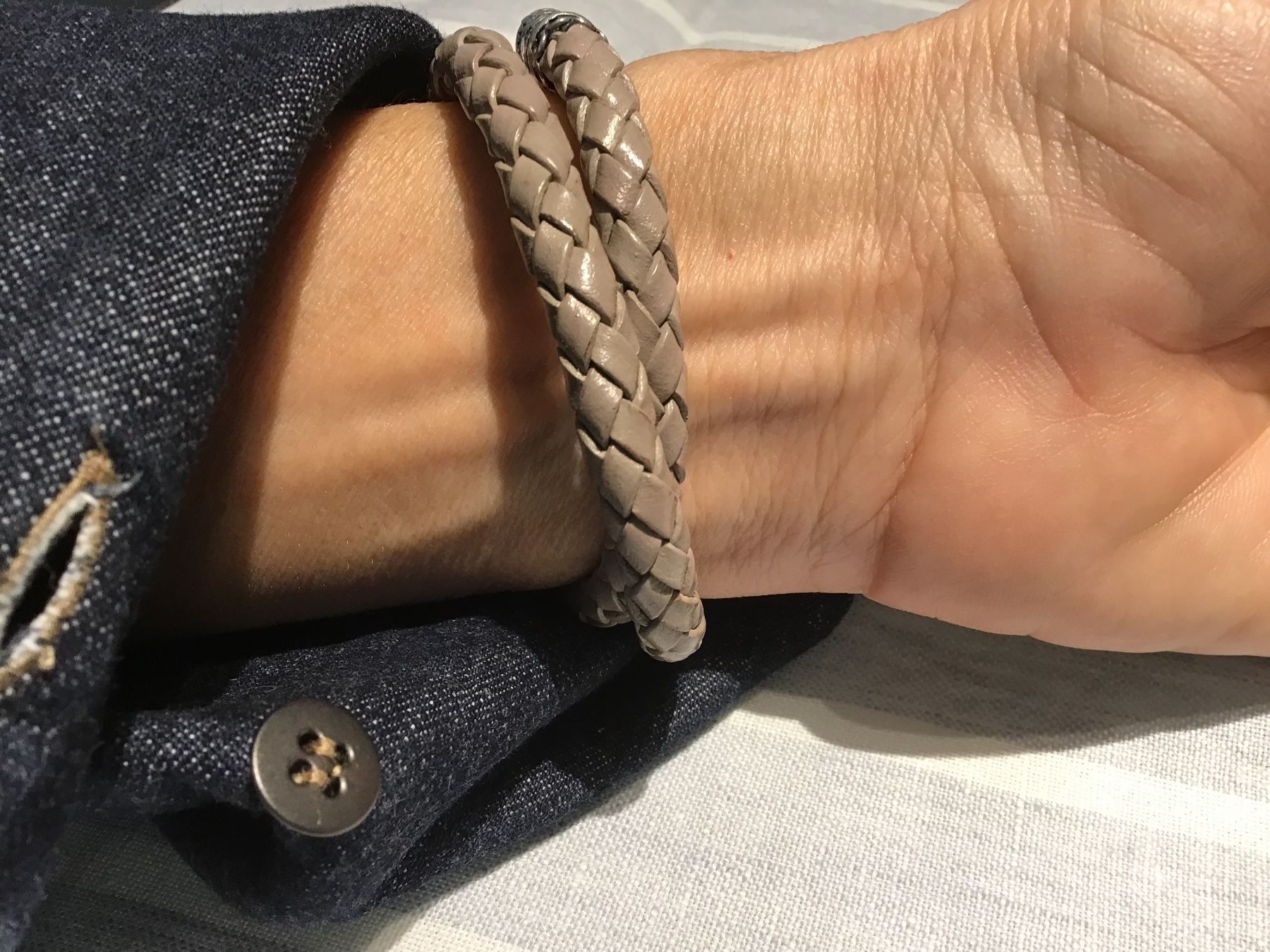 Bracciali & Braccialetti: Edles Lederwickelarmband mit Anhänger – Usato da Birsfelden venduto da rah_8bfj 4