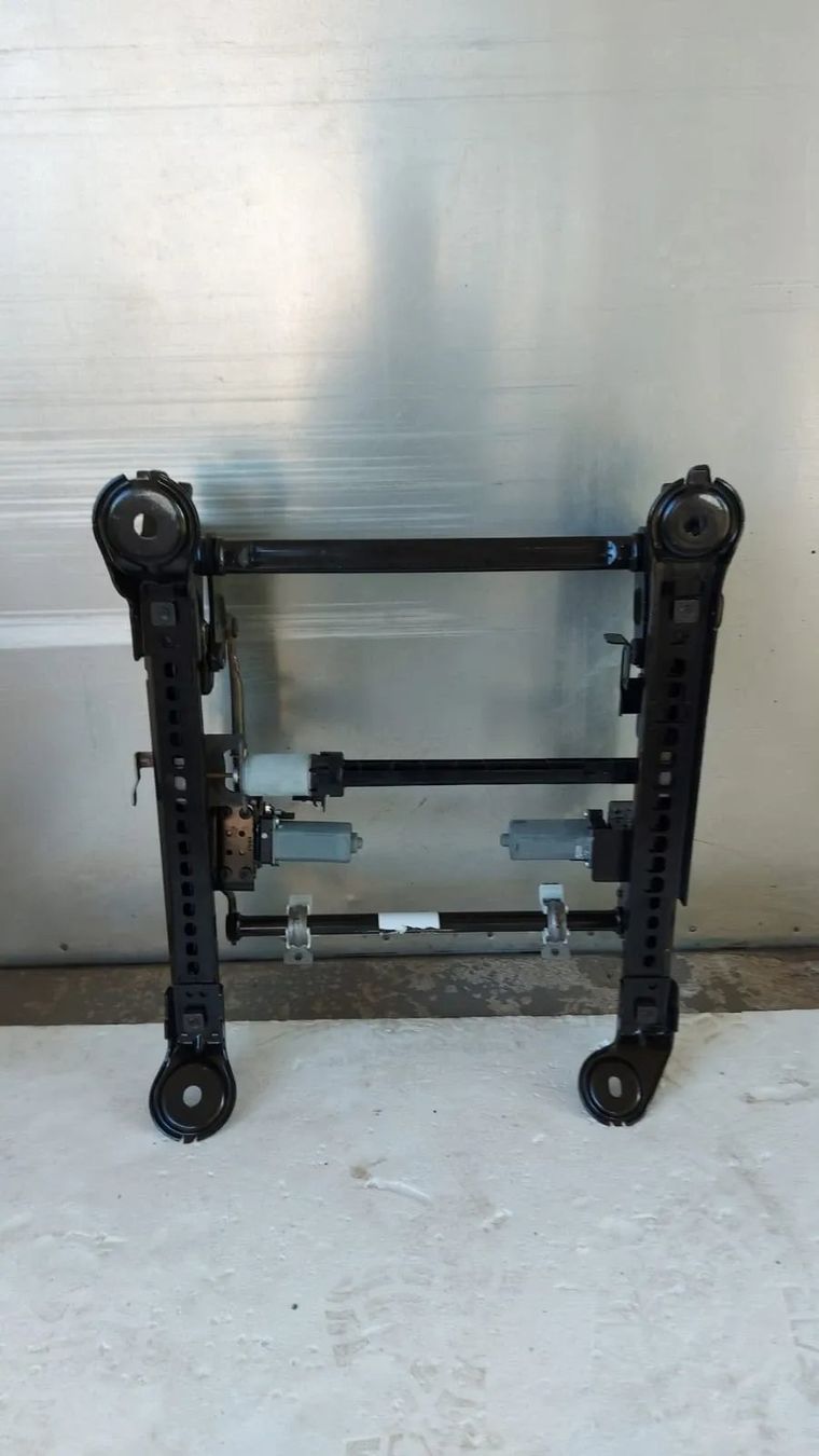 Jeep Tutti pezzi di ricambio auto: Jeep Grand Cherokee WK2 Sitzgestell – Usato da Zittau venduto da BB-Jeep-Teile