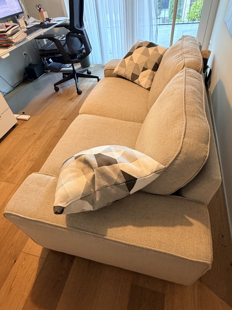 Divani: KIVIK 2er-Sofa, Tibbleby beige/grau – Usato da Thalwil venduto da BELLE09 1
