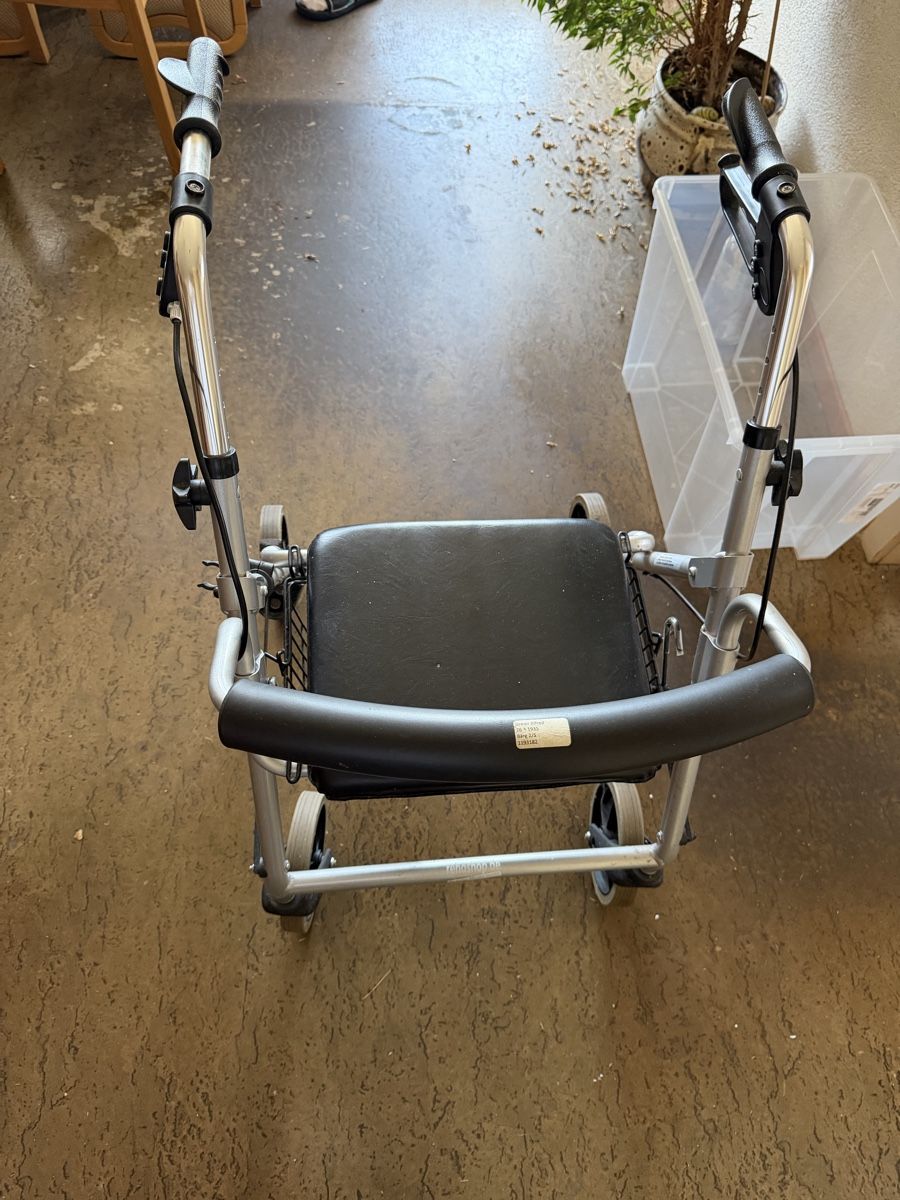 Gehhilfen: Rollator mit Sitz und Korb gebraucht – Gebraucht aus Grünen von Padoxen 1