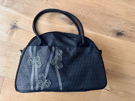 Elegante Wickeltasche mit Rosenmuster