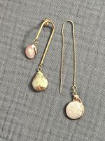 Boucles d’oreilles asymétriques avec trois perles d’eau 