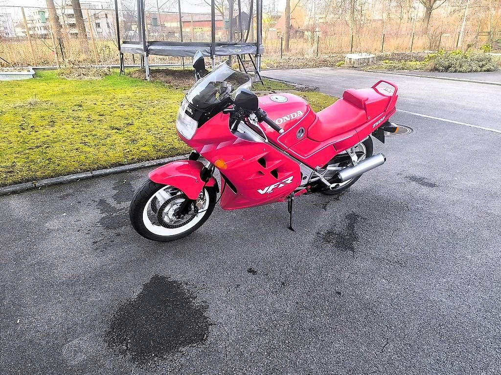 Strada: VFR 750F  RC24 – Usato da Oberkirch LU venduto da japansoul