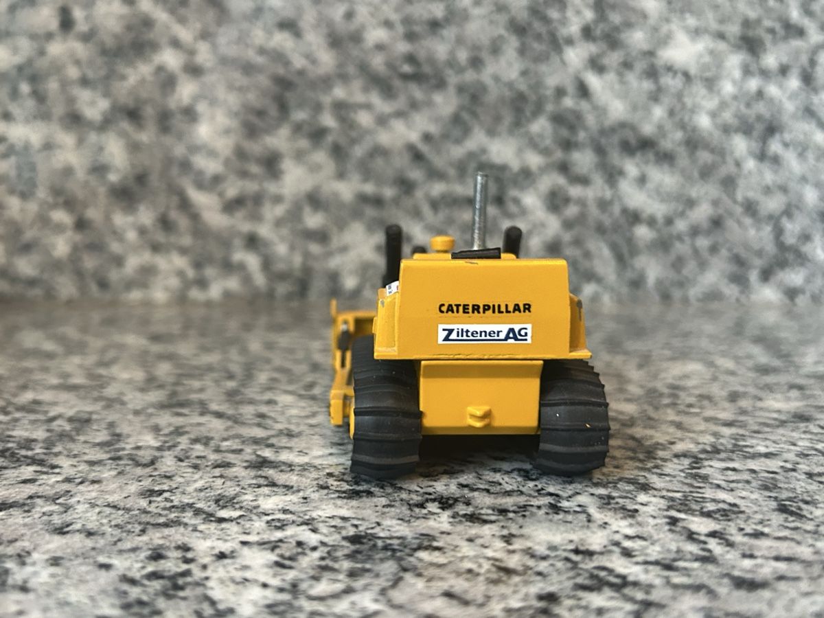 Caterpillar Kit di modellismo & Modellini statici: Cat D4 , 1:50 , NZG – Usato da Horw venduto da Tigercat635 2
