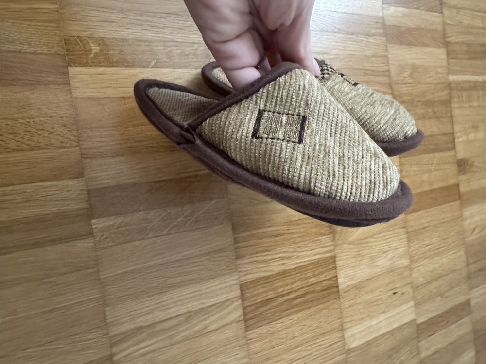 Chaussures garçon: 2 Paar Kinder Hausschuhe Gr. 27 – D'occasion à Jona par Good_luck_ 3