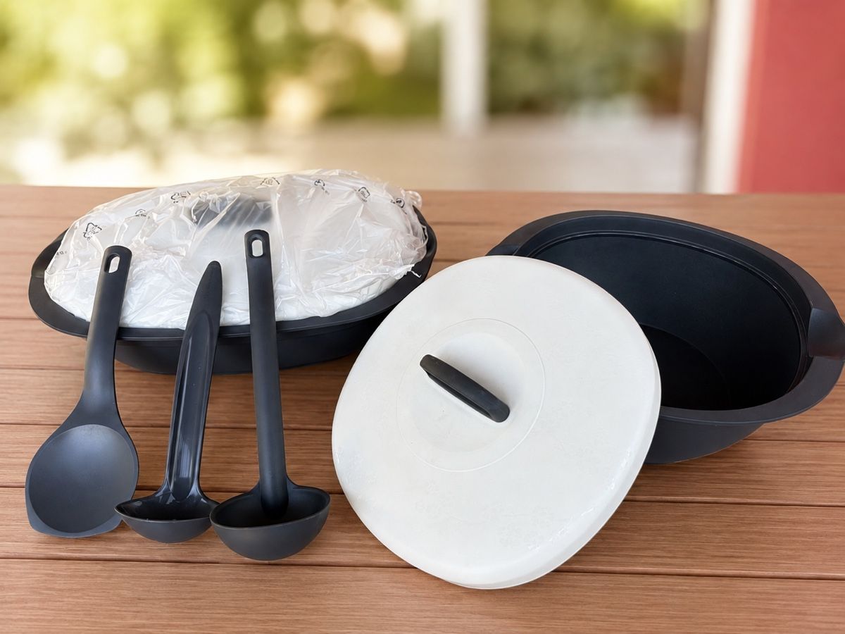 Tupperware Contenitori & Simili: Tupperware Schmorbehälter mit Deckel und Servierbesteck neu – Nuovo e nell'imballaggio originale da Winterthur venduto da sab_2yxs