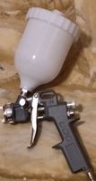 Pistola a spruzzo a gravità con serbatoio