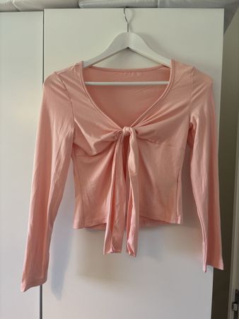Sommerliches, lachsfarbenes Shirt mit Knoten