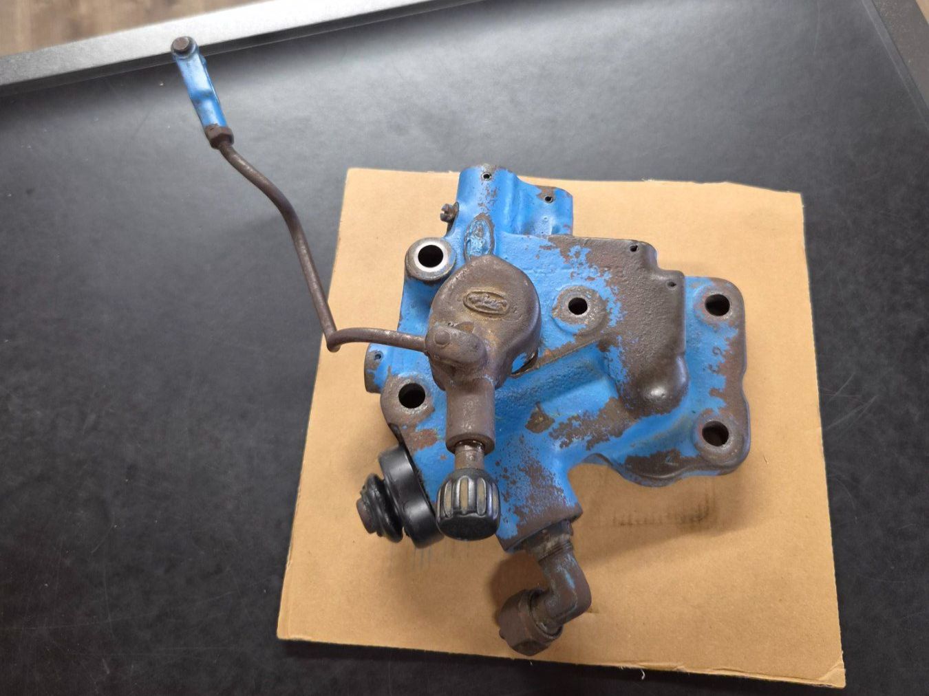Autres pour métaux et serrurerie: Hydraulikventil, Steuerventil zu Ford Traktor gebraucht – D'occasion à Buttisholz par traktorenwerkstatt 4