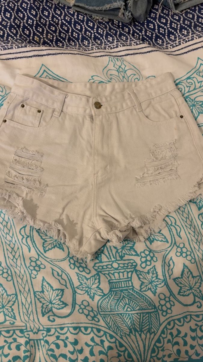 Jeans: Short en jean blanc déchiré   – Neuf (Voir description) à Biel/Bienne par hel_5d8b