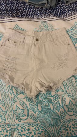 Short en jean blanc déchiré  